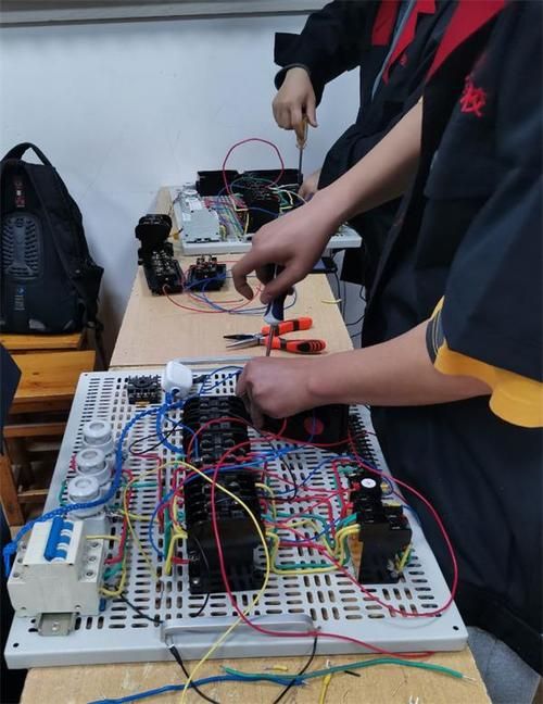 电工元件中属于电容器的电工符号,电工常见的电气元件符号及实物图