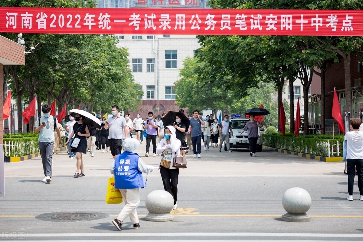 ​83个大学撤销公管专业，公考几十万人弃考，公务员不香了？