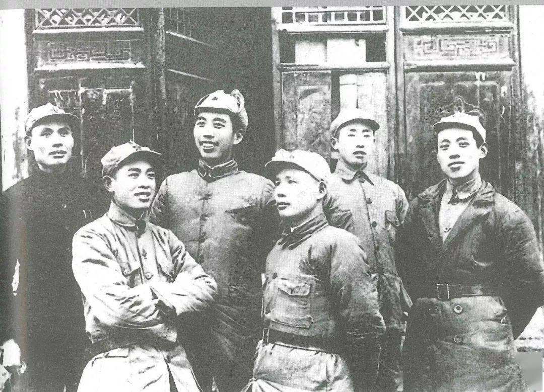 我军舰队驶入公海，某国驱逐舰阻拦，开国中将喊话：后果自负