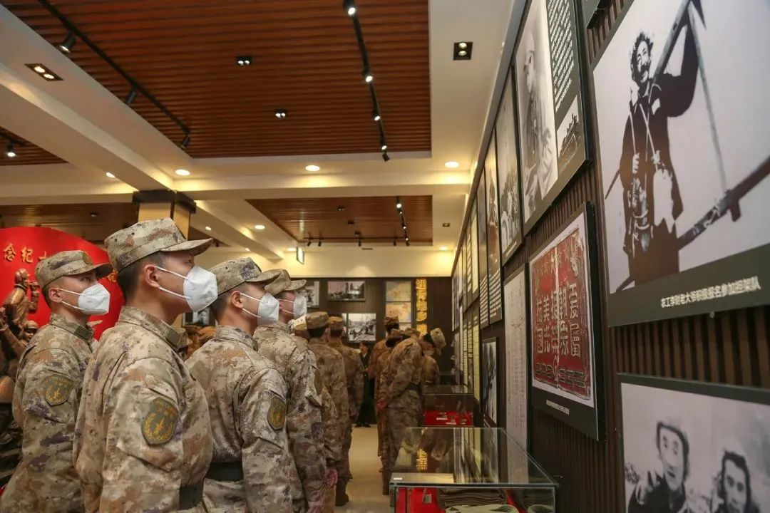 解放军清明缅怀红军先烈活动,清明祭奠革命先烈解放军鸣枪