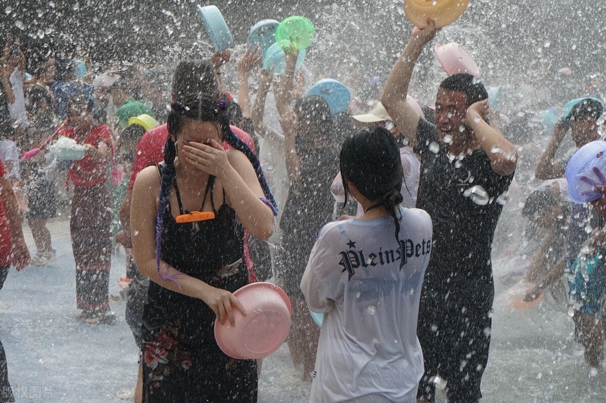 被泼水的漂亮女孩,泼水节变味女生颜值越高被泼越狠