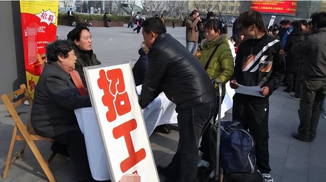 新京报痛批：工厂歧视纹身者！央视网发文反驳：企业有用工自由