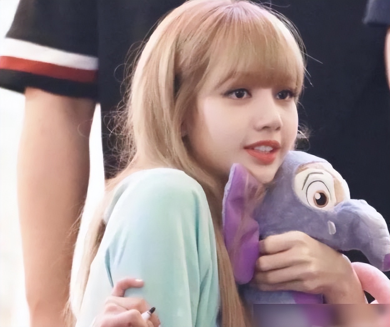 “人间芭比”Lisa：靠一个动作成顶流巨星，年仅20岁坐拥过亿身价