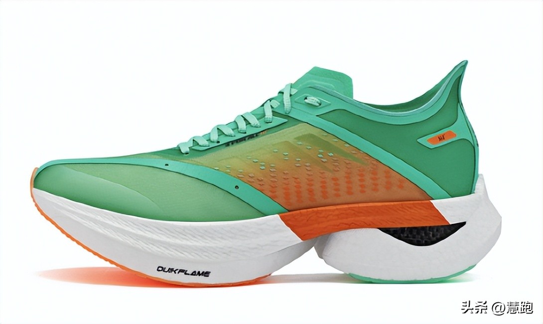 跑鞋内卷新高度：抢人抢名次争夺白热化你如何看？