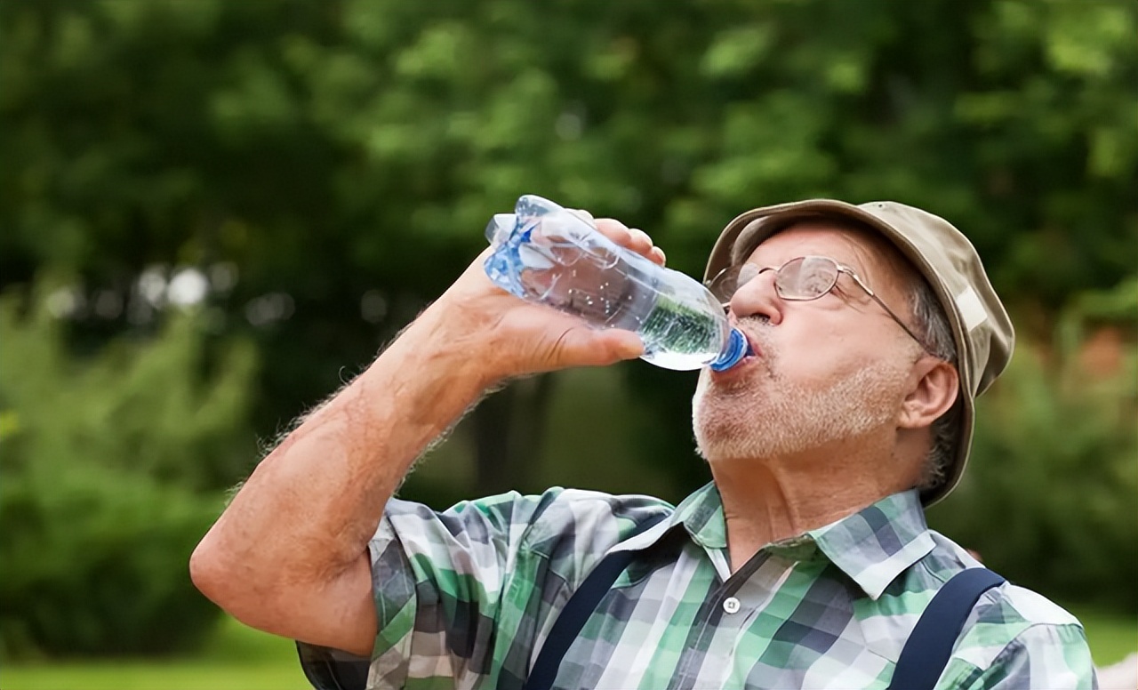 为什么半夜嘴巴很干,为什么半夜嘴巴冒酸水