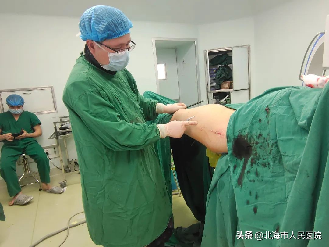 男子足球撞门柱,男子踢球被断球摔倒骨折