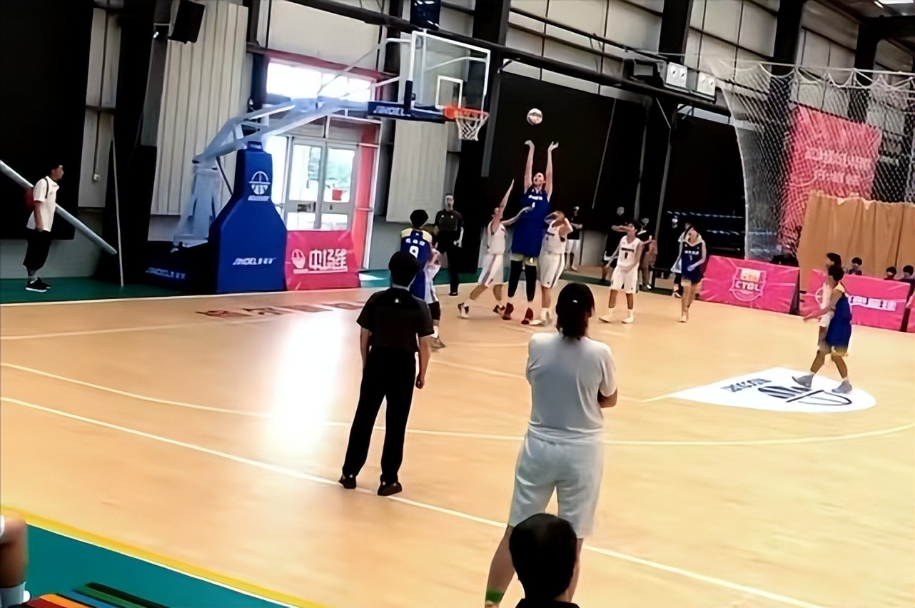 女版姚明14岁女孩身高2米26轰42分,姚明2米17岁