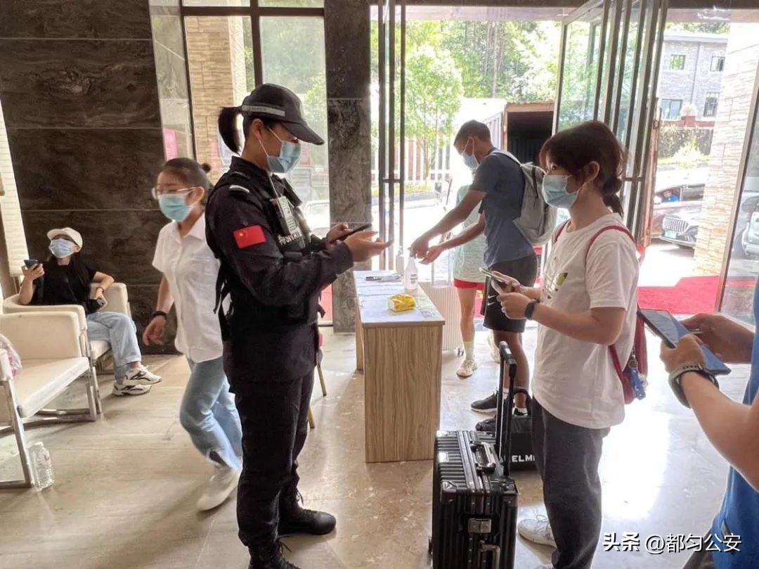 【夏季治安打击整治“百日行动”】都匀市公安局圆满完成2022中西部地区青少年足球邀请赛安保任务