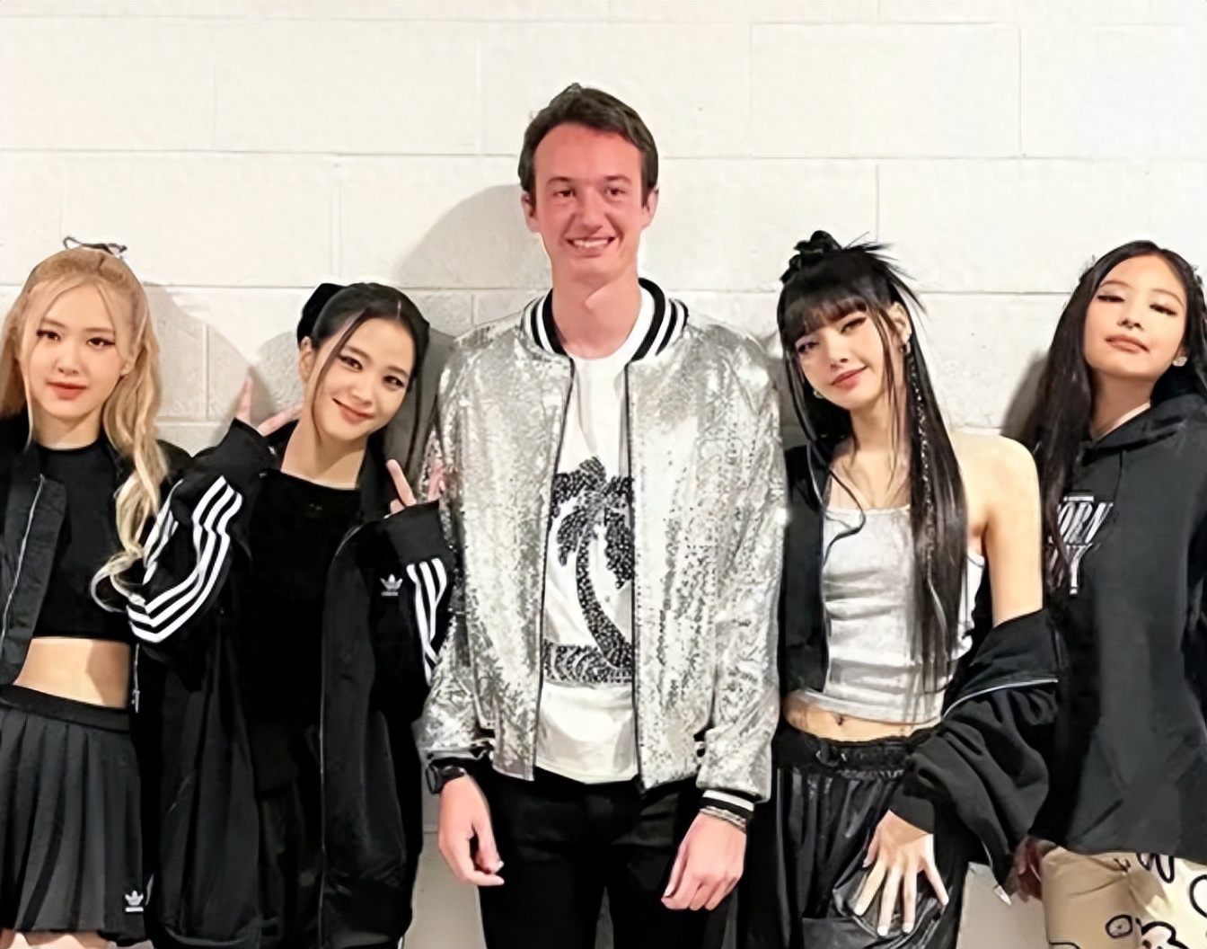 Lisa夜总会演脱衣舞，和世界首富之子恋爱，为嫁豪门放飞自我