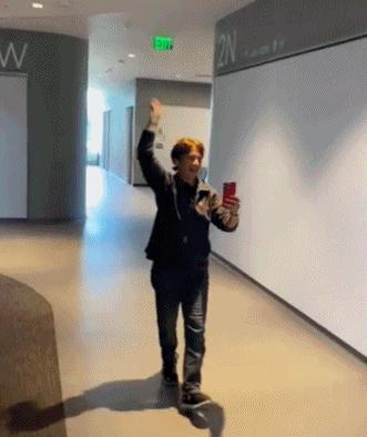 年度硬核女学霸爆红！当年是哈佛乐队键盘手，如今是诺贝尔得主…