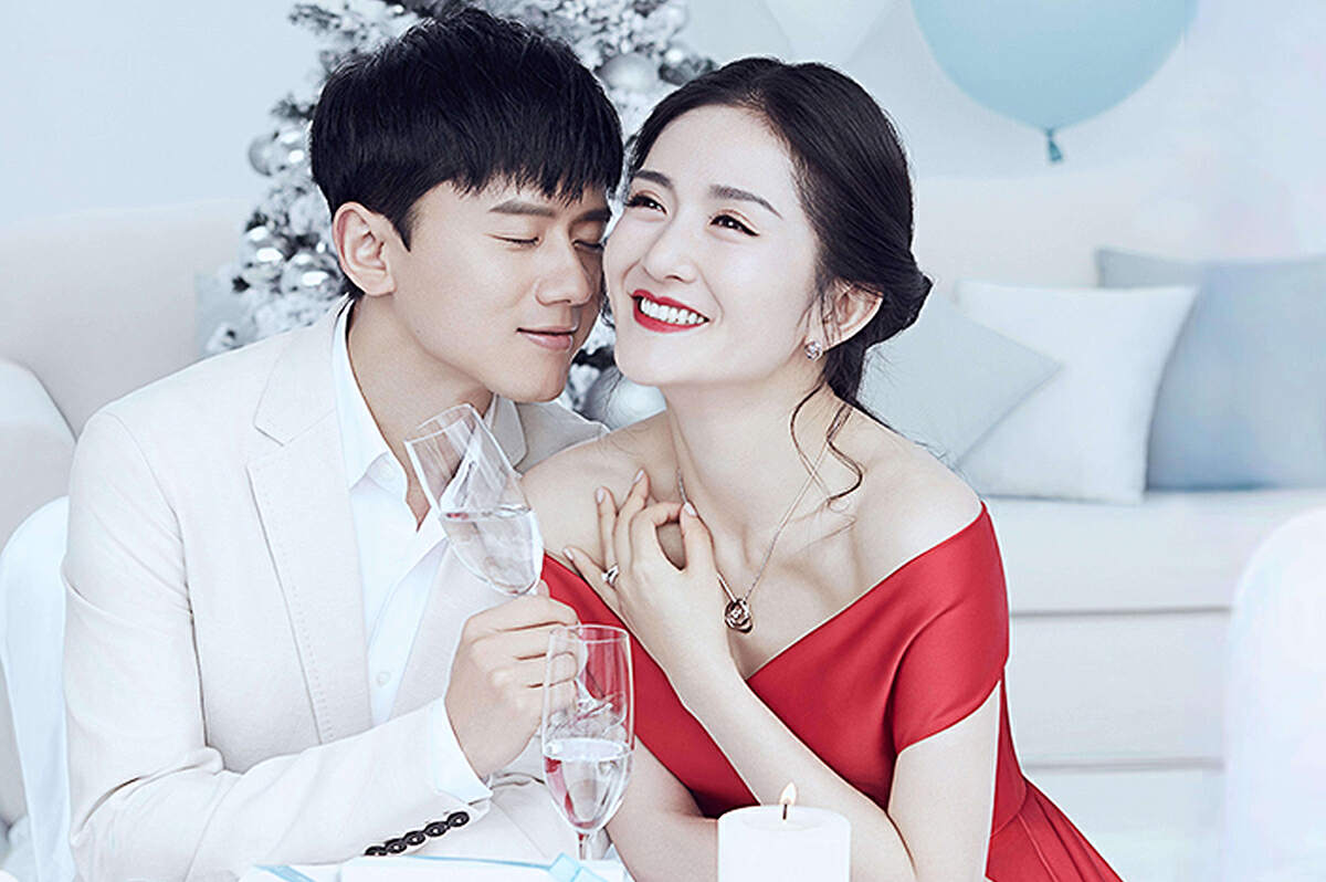 张杰谢娜一家人演唱会,谢娜穿银色外衣私下和张杰聚会