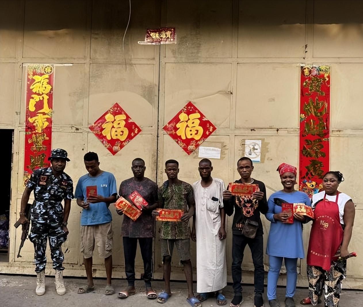 我，32岁奶爸，独自在非洲带娃创业，为了孩子安全，每天带俩警察