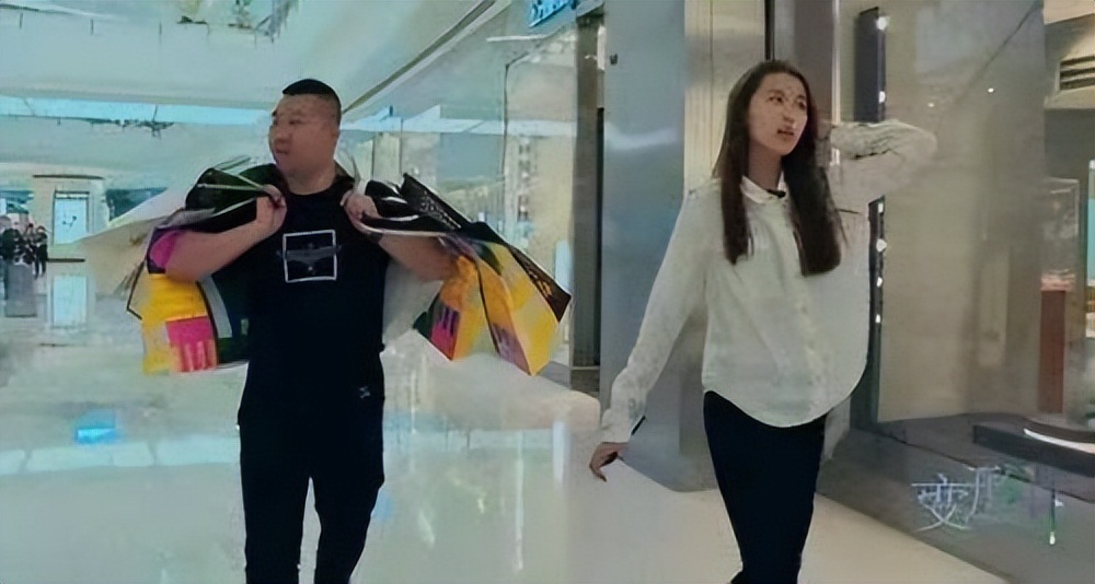 辽宁巨婴刘思琦：16岁吃饭靠人喂，每天花销过万，如今过得怎样了