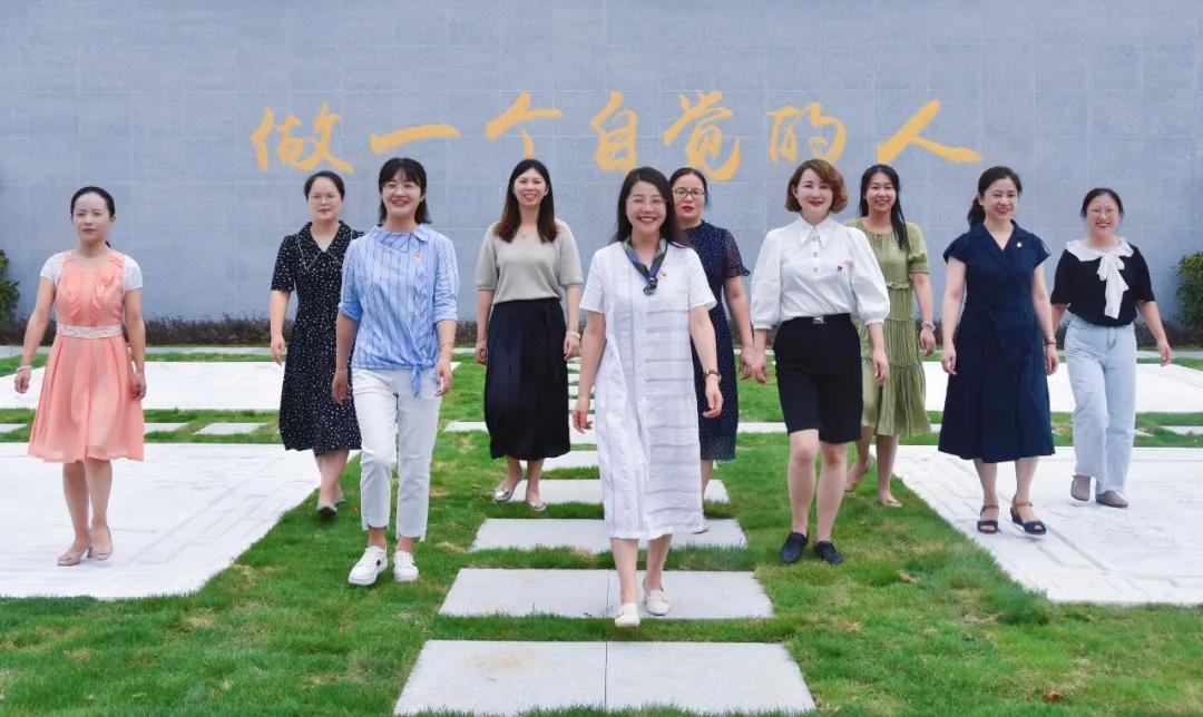 本期《师说》与您分享吴建亚校长与江溪小学的故事