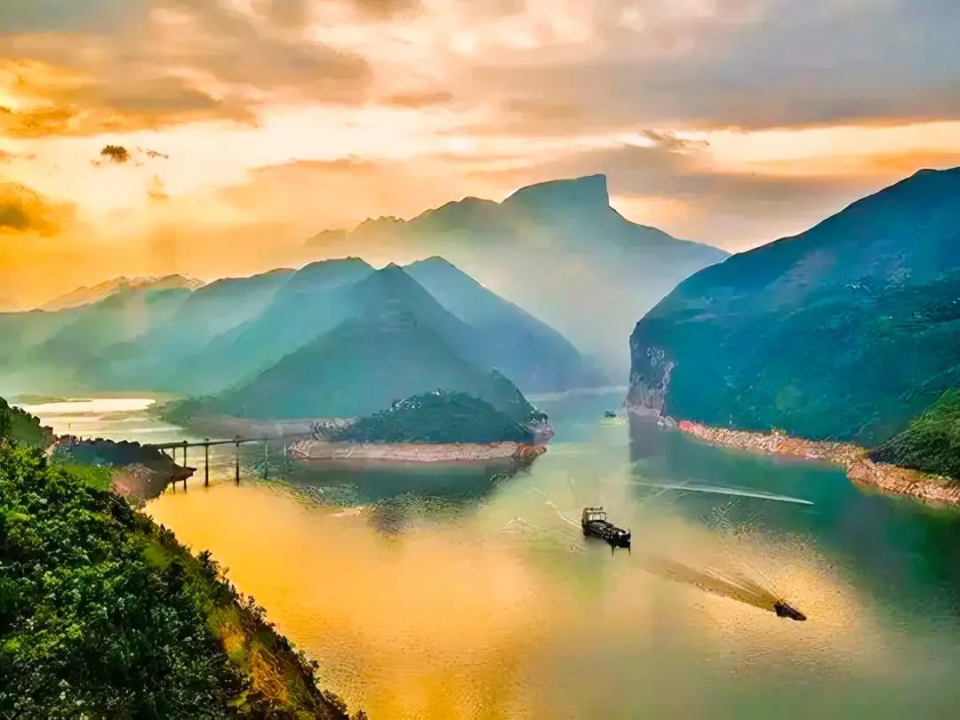 朝辞白帝彩云间中的白帝城指,早发白帝城和朝辞白帝彩云间