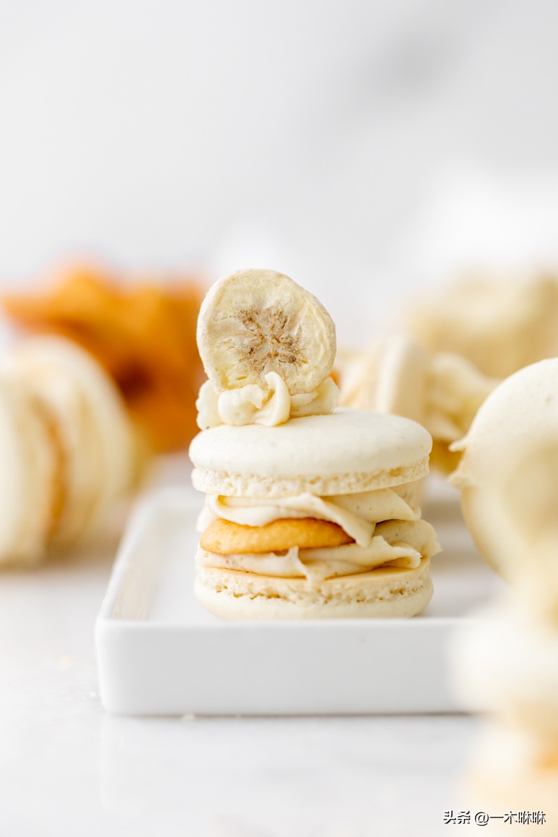 香蕉布丁风味法式马卡龙、香蕉布丁糖霜、尼拉威化饼和冻干香蕉