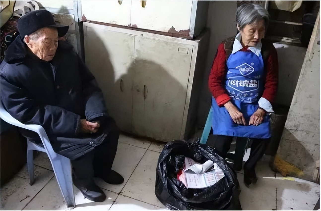 成都口袋婆婆：拾荒20年，养活两个病患，三代人，直言：死不成