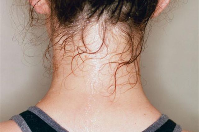 更年期潮热出汗胸闷吃什么药,更年期潮热出汗按哪个穴位