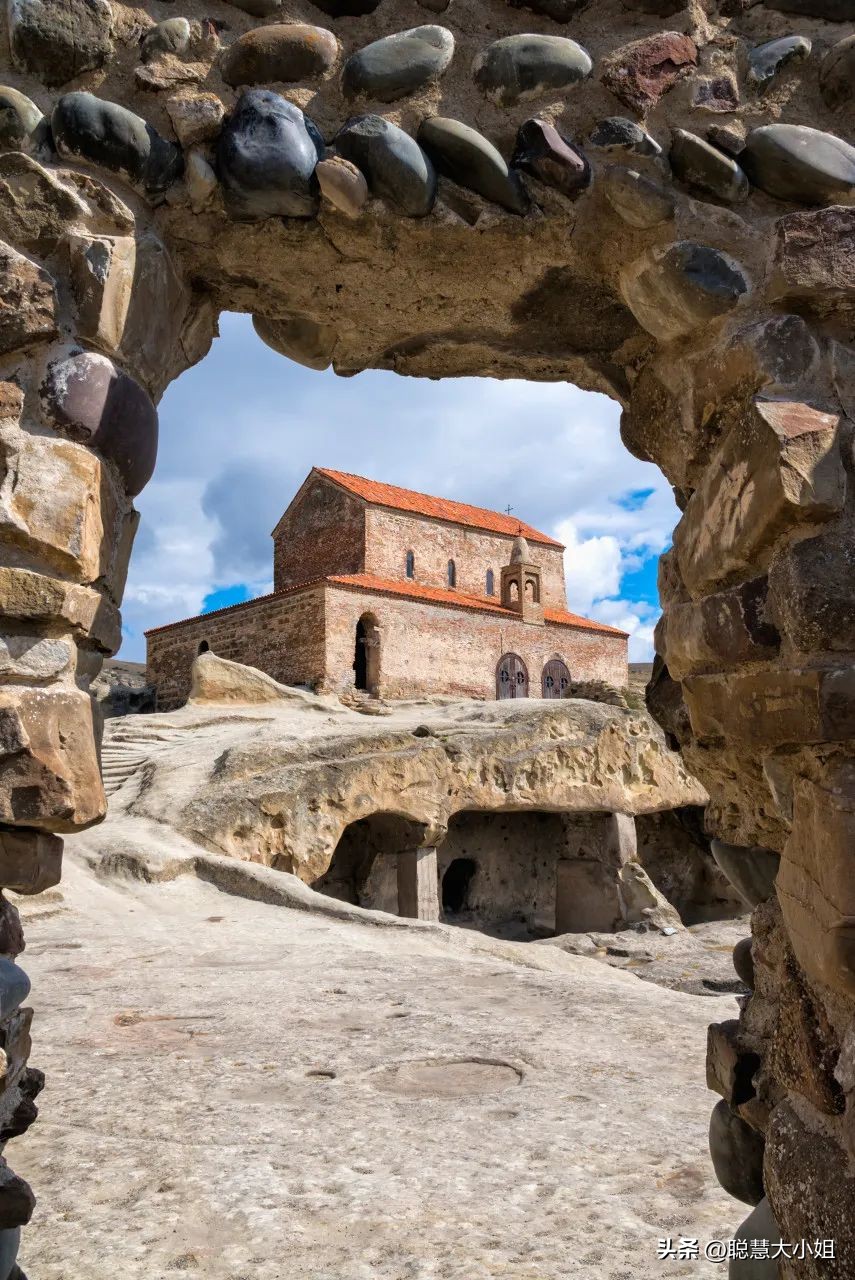 直飞，瑞士平替！这国安全性高，月薪6k算富裕，对中国超友好