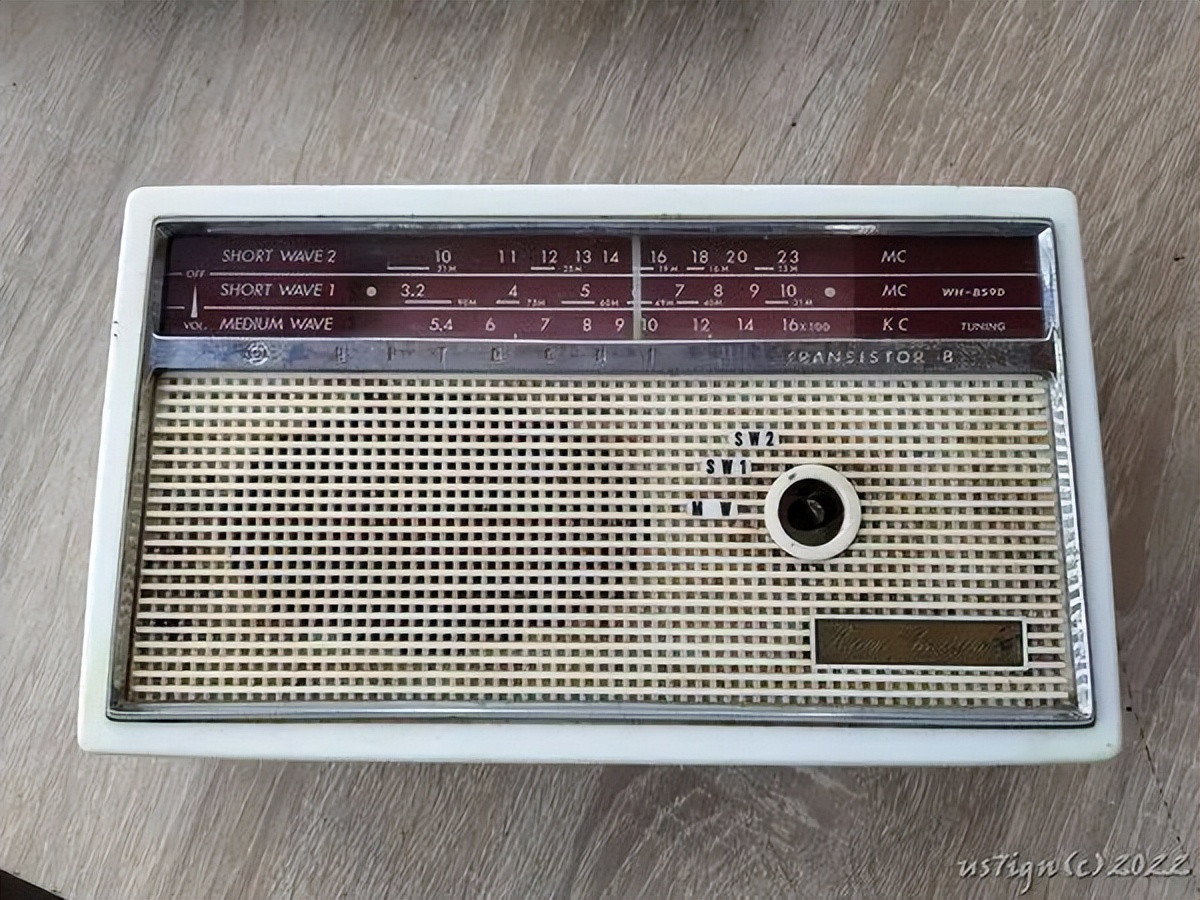 接收空*警袭**报频率|战火下乌克兰火腿对比了60年代和现代收音机