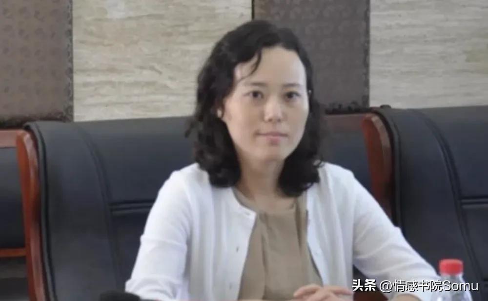 女贪官金英丽，抛弃男友，邂逅两位富商和男宠，最终被打回原形。