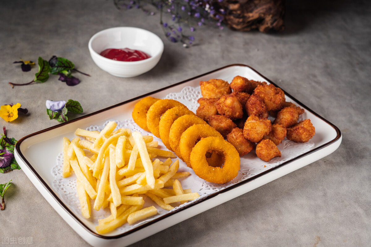 脸上皮肤干燥脱皮又长痘是啥原因,皮肤干燥长痘什么原因