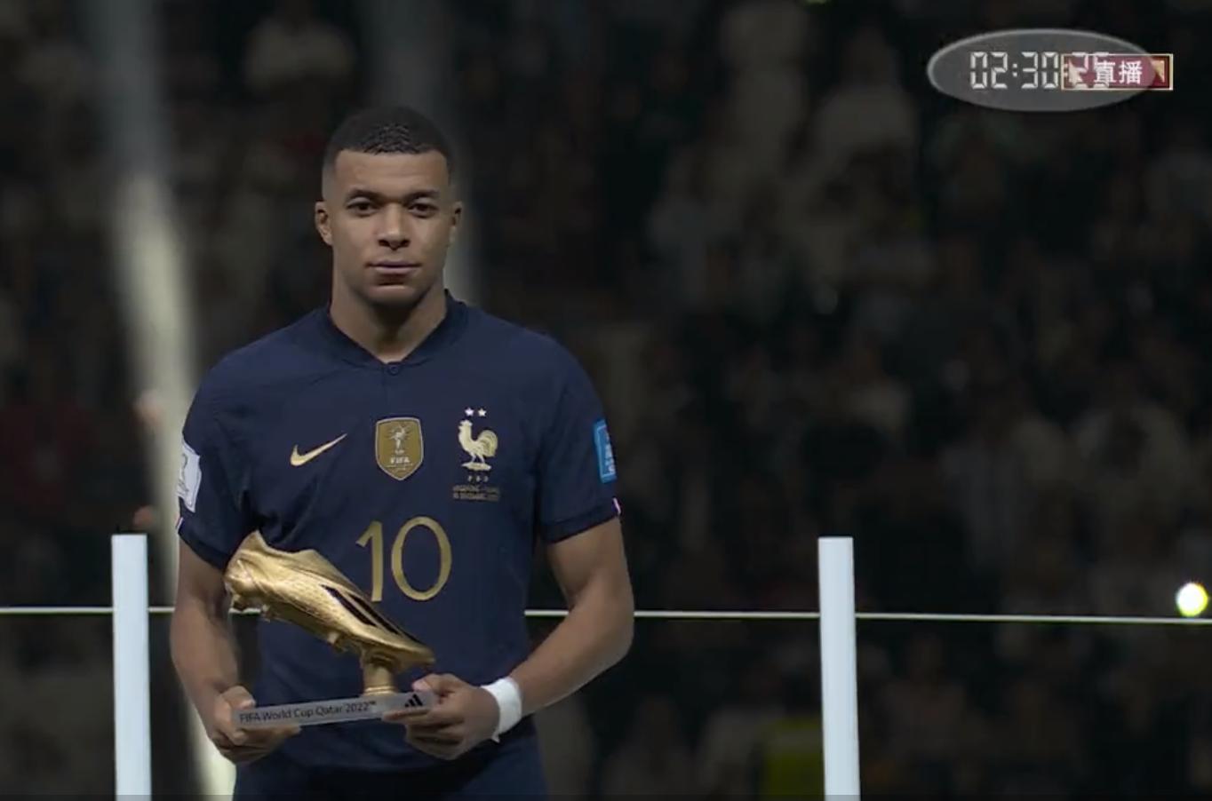 梅西美洲杯夺冠亲吻奖杯,梅西得奖后亲吻大力神杯