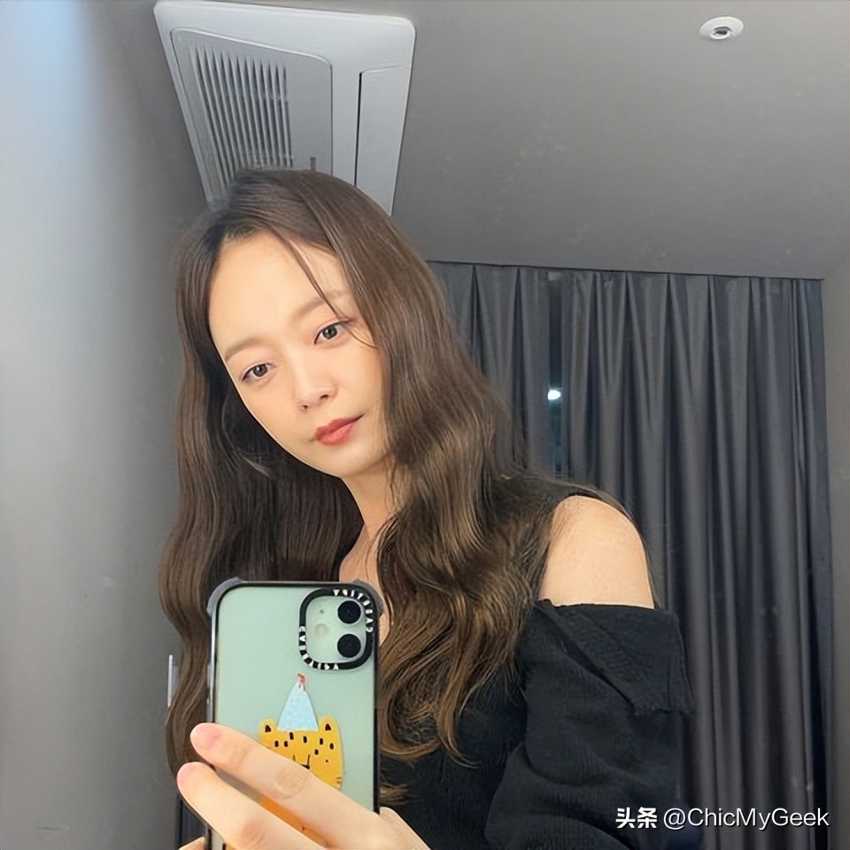 她的细腿美胸终于被发现了！36岁敢不化妆出镜还被封素颜天才