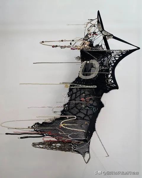 现实中的皇帝的新装,皇帝的新装设计