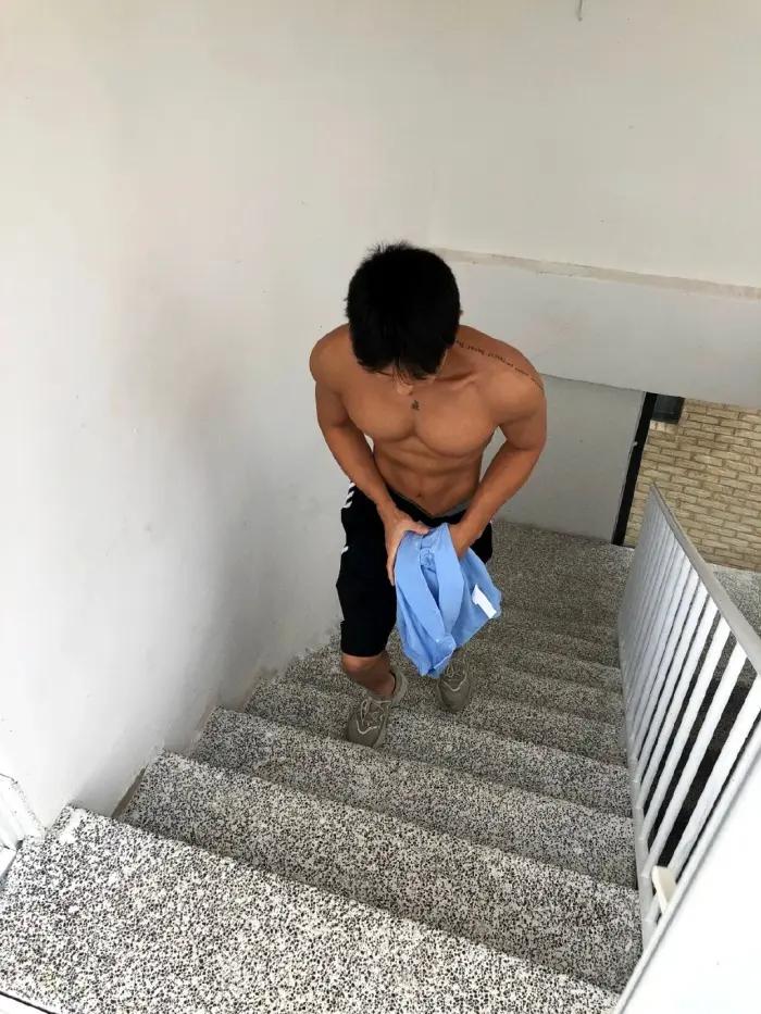 高颜值腹肌小狼狗照片,腹肌小狼狗照片帅气露脸