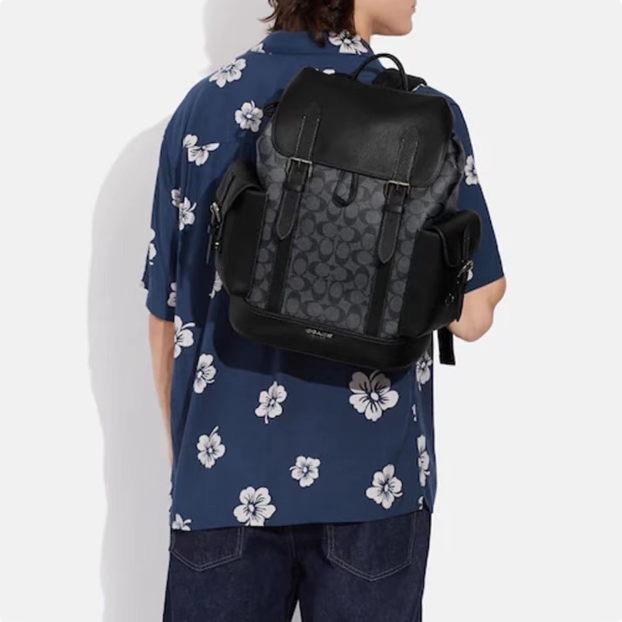 轻奢双肩包女款名牌清仓,适合男士背的轻奢双肩包