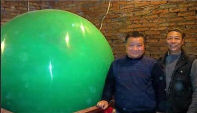 男子跋涉千里挖出6吨重夜明珠,男子挖出直径一米的夜明珠