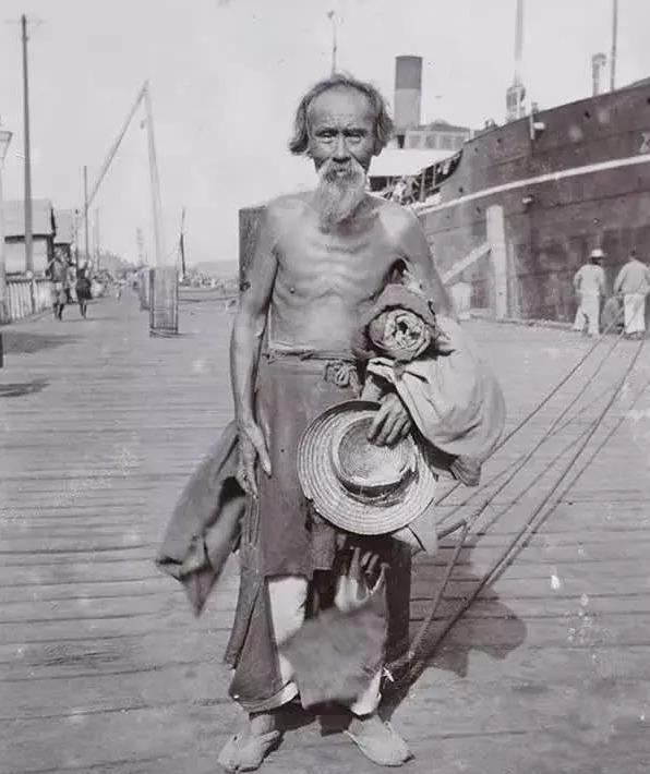 高清老照片：旗人格格大腿岔开豪放洗衣，地主三妻四妾不输女明星