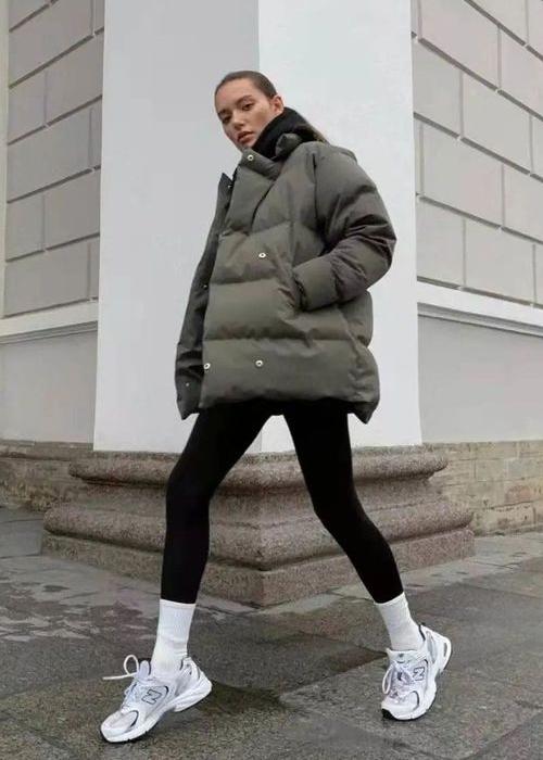 长款羽绒服鲨鱼裤老爹鞋,宽松羽绒服搭配鲨鱼裤老爹鞋