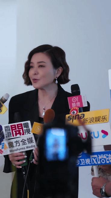 赵雅芝既优雅端庄又调皮可爱,70岁的赵雅芝滑滑板