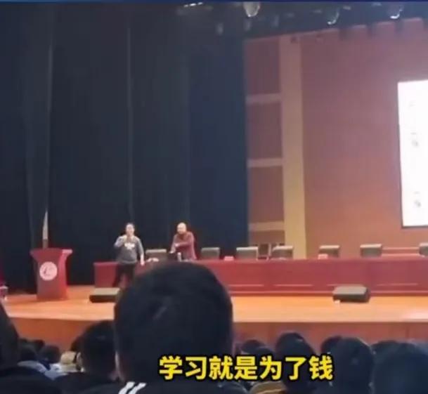 大学里的妖女为何越来越多？思想肮脏灵魂扭曲，道德败坏面目可憎
