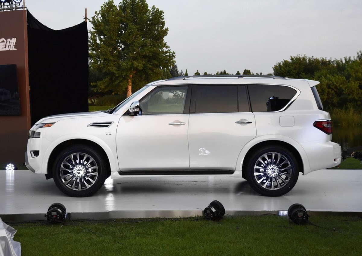 日产途乐2023新款4.0价格,途乐2023款5.6lv8内饰