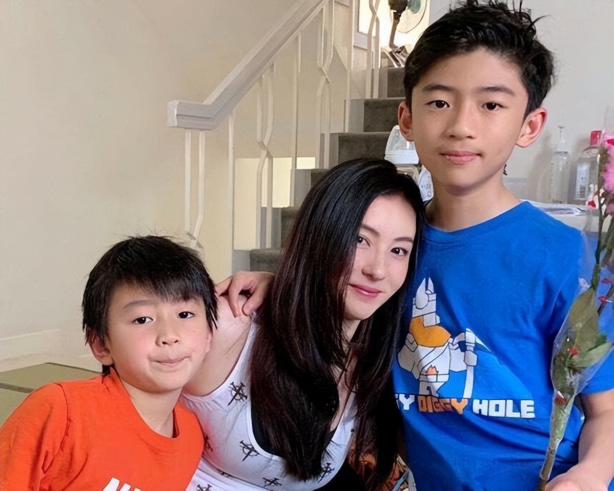 王菲和谢霆锋二人差几岁,王菲和谢霆锋以前结过婚吗