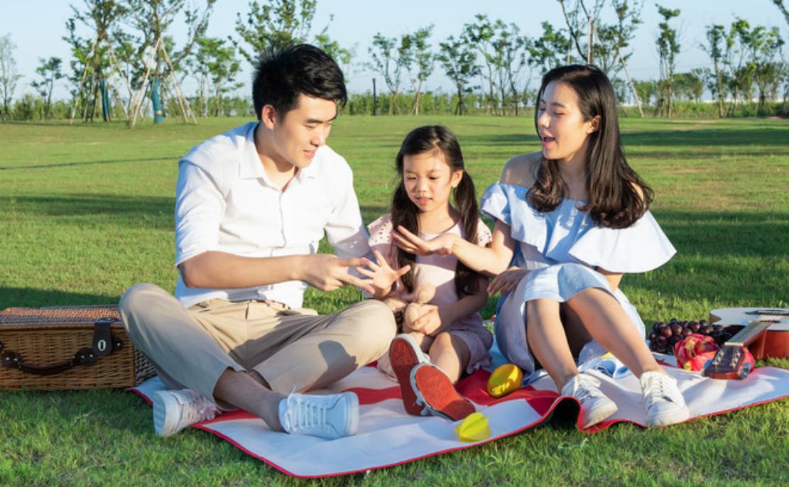 父母哭穷式教育孩子越来越自卑,如何引导孩子贫穷而产生自卑