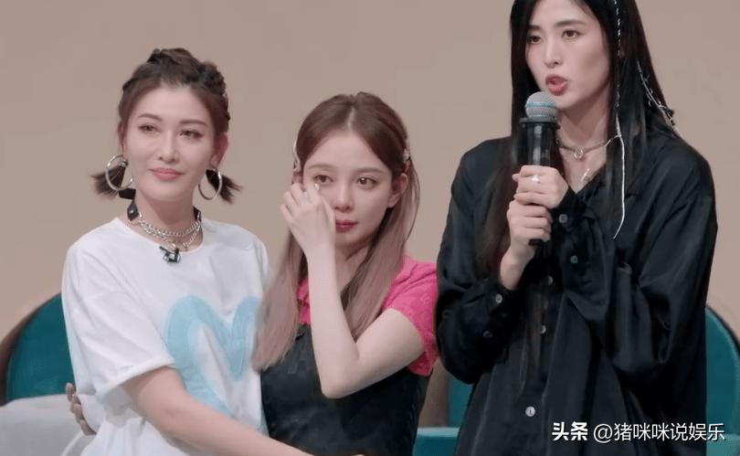 与小十岁健身教练在机场忘情拥抱，被骗婚后戴上假面具冰冷待人