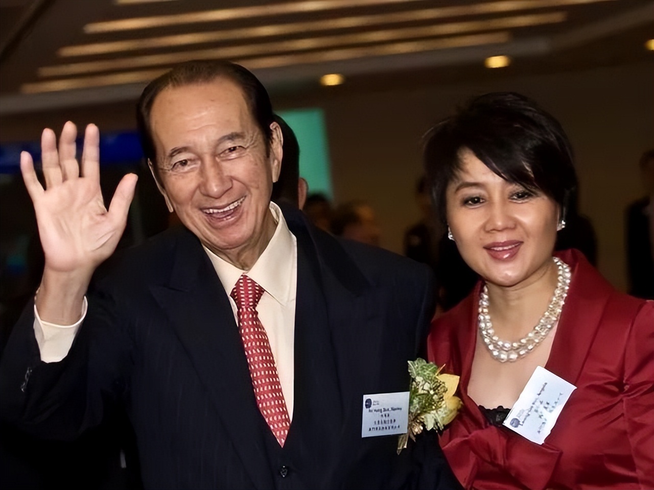 澳门司徒玉莲和崩牙合照,崩牙驹街市伟和好了吗