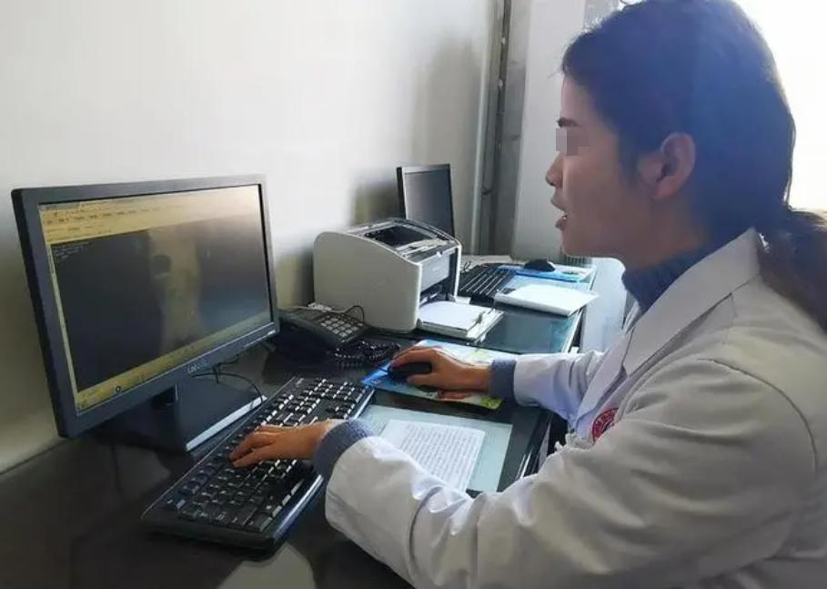 7岁男孩就医医生坠楼,7岁男童感冒去世医生跳楼