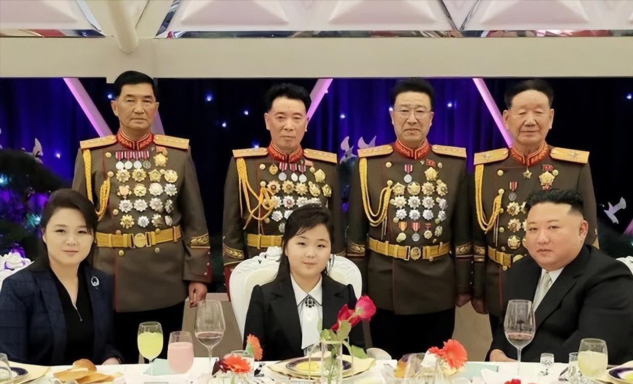 “朝鲜公主”金主爱：金正恩的心头宝贝，吃饭合影都坐在军官中间