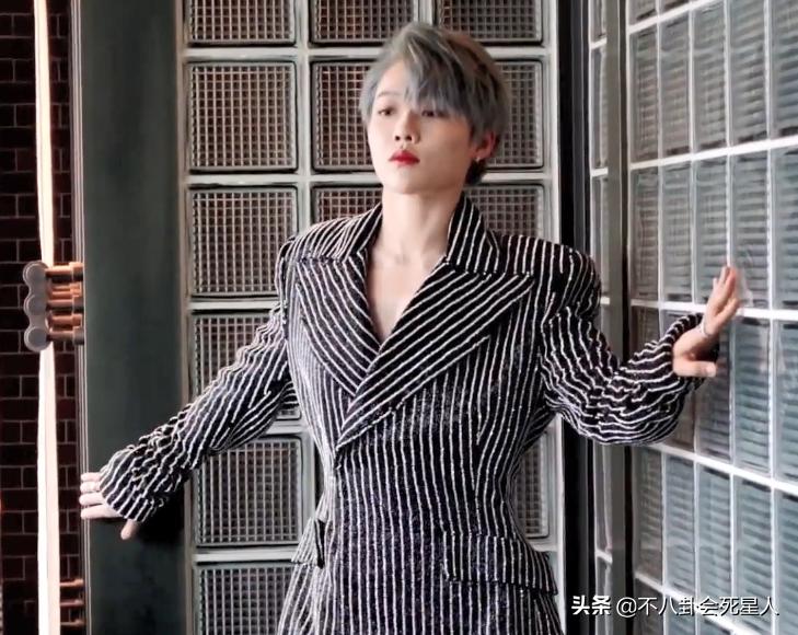 冬天走红毯穿得厚的女明星,女明星走红毯的穿着