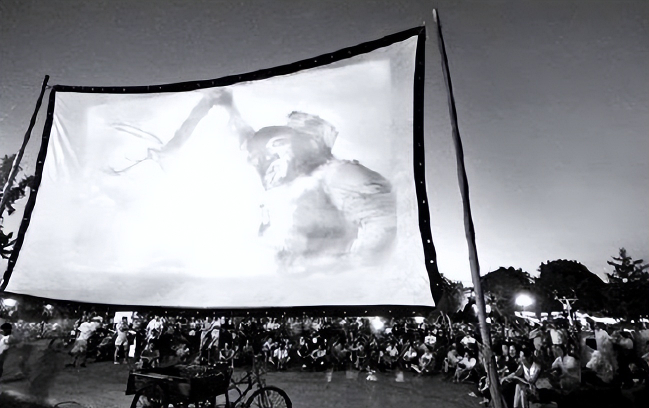 80年代农村看露天电影的震撼场面,70年代广东农村放映电影老照片
