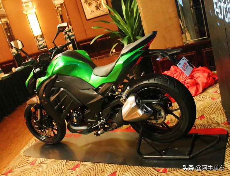 嘉爵800和本田cb650r,嘉爵800和cb650r对比