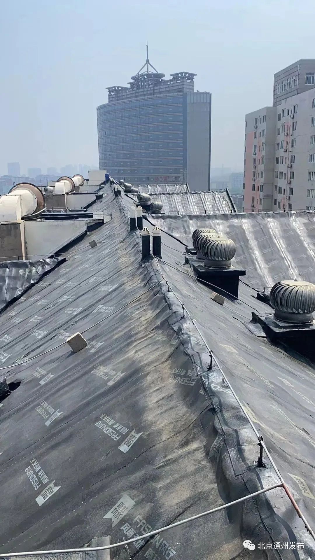 推进“三大三强”玉桥街道：“置顶”关注民生诉求，社区楼顶漏雨点全修复