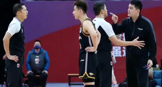 杨鸣cba被罚站起来,cba杨鸣被罚下场时间