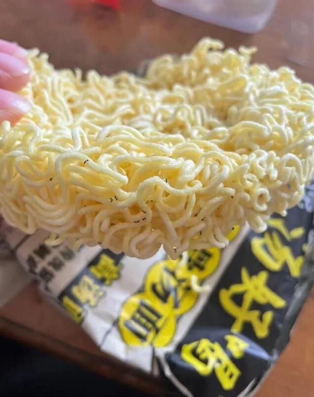 白象方便面蚂蚁事件处理效果,白象方便面吃出蚂蚁还能吃吗