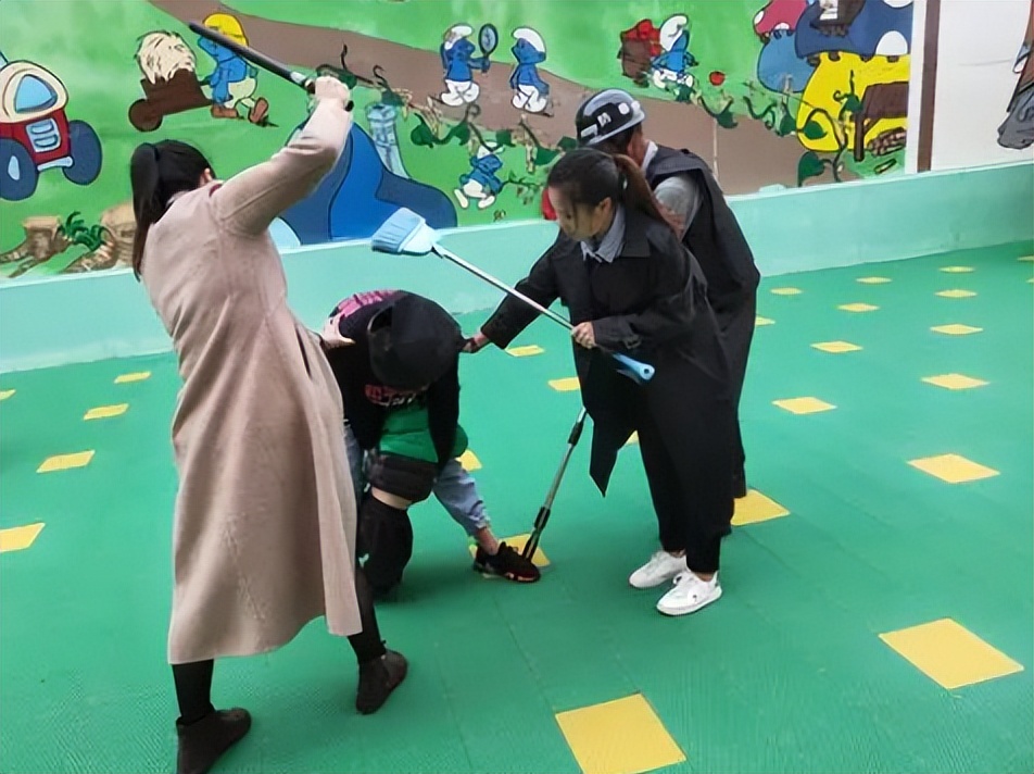 红黄蓝亲子园早教虐童事件,红黄蓝早教中心幼师虐童